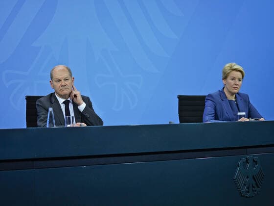 Federal Chancellor Scholz and Governing Mayor Giffey Press conference by Federal Chancellor Scholz, Minister President Wüst and Governing Mayor Giffey following the consultations with the heads of government of the federal states In the Chancellery on 21 12 2021 Berlin Chancellery Berlin GER