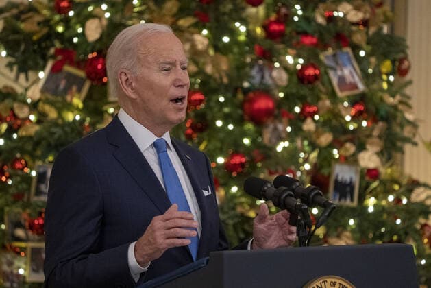 News Bilder des Tages U.S. President Joe Biden delivers remarks on the status of the country s fight against COVID-19 in State Dining Room of the White House in Washington, DC., on Tuesday, December 21, 2021. Biden spoke on the topic as the country sees rising cases amid the growing Omicron variant.  WAP20211221508 KenxCedeno