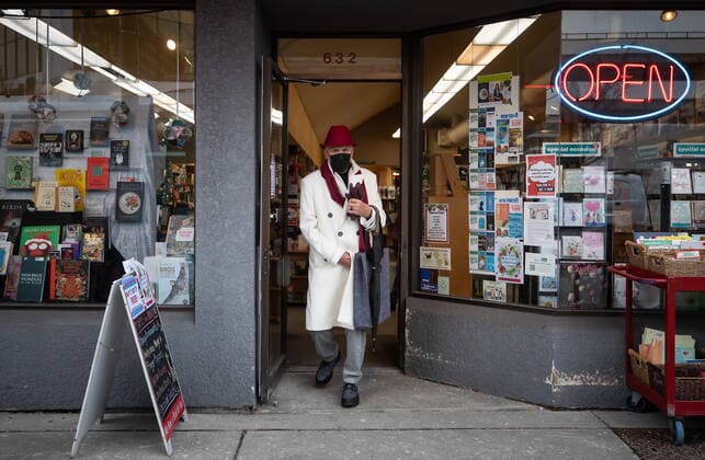 December 21, 2021, VANCOUVER, BC, CANADA: A man wearing a face mask to curb the spread of COVID-19 leaves a book store in Vancouver, on Tuesday, December 21, 2021. VANCOUVER CANADA  - ZUMAc35_ 20211221_zaf_c35_034 Copyright: xDarrylxDyckx
