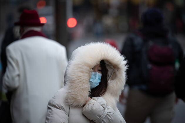 December 21, 2021, VANCOUVER, BC, CANADA: A person bundled up in a heavy jacket for the cold weather wears a face mask to curb the spread of COVID-19 in Vancouver, on Tuesday, December 21, 2021. VANCOUVER CANADA  - ZUMAc35_ 20211221_zaf_c35_036 Copyright: xDarrylxDyckx