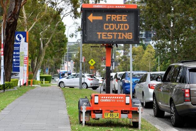 NSW CORONAVIRUS COVID19, Long queues are seen as people wait to recieve a Covid test at a drive through testing facility at Macquarie Park, in Sydney, Wednesday, December 22, 2021. ( NO ARCHIVING, EDITORIAL USE ONLY, NO USE IN BOOKS WITHOUT CONSENT SYDNEY NSW AUSTRALIA  Copyright: xDANxHIMBRECHTSx 20211222001608299393