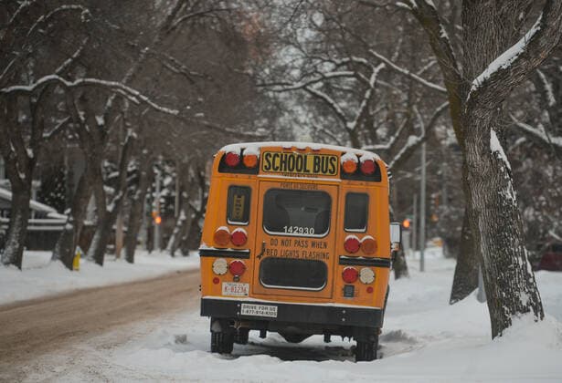 Daily Life In Edmonton During The Covid-19 Pandemic A School Bus seen in the Central-South district of Edmonton. On Tuesday, 20 October 2021, in Edmonton, Alberta, Canada. Edmonton Canada  Copyright: xArturxWidakx originalFilename: widak-dailylif211221_npj4J.jpg