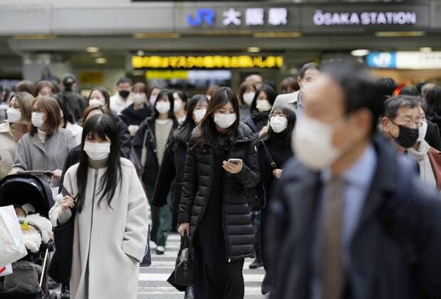 News Bilder des Tages 1st community spread of Omicron variant reported in Osaka People wearing masks for protection against the coronavirus walk in front of JR Osaka Station on Dec. 22, 2021. Japan reported its first community transmission of the Omicron variant in Osaka Prefecture the same day, with three family members having no history of travel overseas being infected through unknown routes.  A14AA0001174856P
