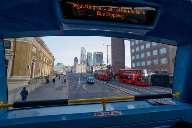 A general picture taken from the 2nd deck of a London Red Bus shows the nearly empty London Bridge pedestrian walkways in central London on Wednesday, Dec 22, 2021. Official figures show that confirmed cases announced on Tuesday and on the previous five days for the capital have been between 20,491 and 26,608, with the three most recent days lower than the first three. Tuesday was the lowest at 20,491. (VX Photo Vudi Xhymshiti), Omicron Outbreak London Central England United Kingdom  , Copyright: xVudixXhymshitix