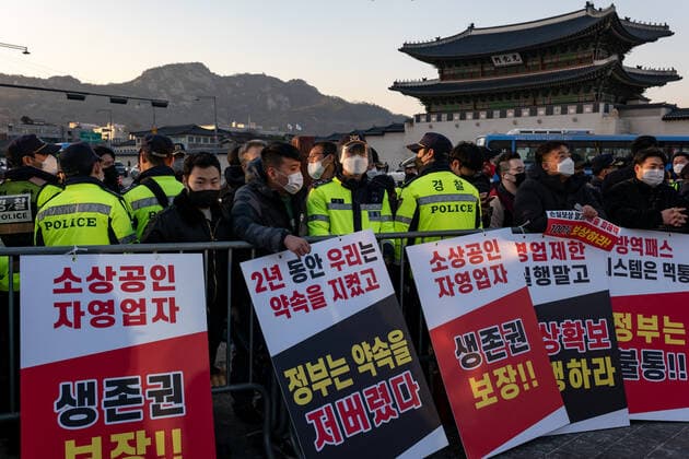 Protest Over COVID-19 Related Restrictions On Self-employed Hundreds of self-employed hold placards slogans during a rally against the government s social distancing rules near the Central Government Complex on December 22, 2021 in Seoul, South Korea. They call curfews for restaurants, cafes, gyms, internet cafes, and other strict COVID-19 restrictions to be withdrawn. Seoul South Korea  Copyright: xChrisxJungx originalFilename: jung-protesto211222_npFSL.jpg