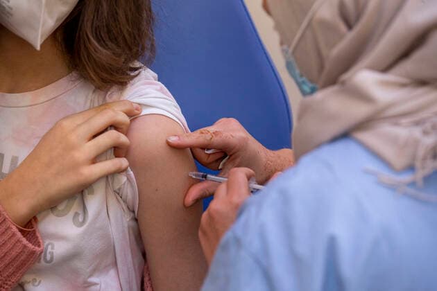 Illustration picture shows a child getting her vaccine during the opening of the vaccination for kids from five to eleven years old, Wednesday 22 December 2021, at the Pacheco test and vaccination centre.  NICOLASxMAETERLINCK 3161065