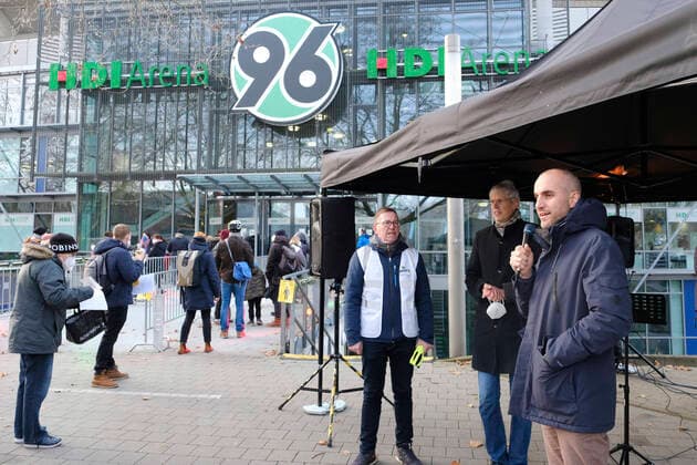 News Themen der Woche KW51 News Bilder des Tages Impfaktion in der HDI-Arena in Hannover (Foto vom 22.12.2021: Oberbuergermeister Belit Onay (r.) mit Stadtsuperintendent Heiner Mueller-Brandes (2.v.r.)). Eigentlich sollte es am 22. Dezember im Fussballstadion von Hannover ein grosses Weihnachtssingen geben so wie in Berlin oder Koeln. Wegen der hohen Corona-Zahlen haben die Veranstalter aber nun umdisponiert: Statt zu singen wurde geimpft. (Siehe epd-Bericht vom 22.12.2021) Zum Impfen ins Stadion *** Vaccination action in the HDI Arena in Hanover Photo from 22 12 2021 Mayor Belit Onay r with city superintendent Heiner Mueller Brandes 2 v r Actually, there was supposed to be a big Christmas singing on 22 December in the football stadium of Hanover as in Berlin or Cologne Because of the hig Copyright: epd-bild HaraldxKoch EDITORIAL USE ONLY