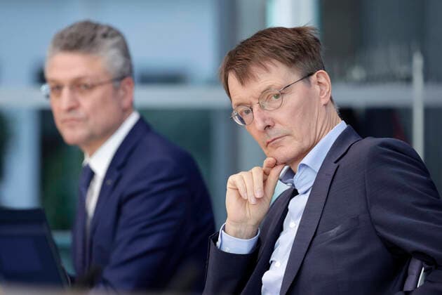 Bilder des Jahres 2021, News 12 Dezember News Themen der Woche KW51 News Bilder des Tages Prof. Dr. Lothar H. Wieler, Praesident Robert-Koch-Institut, (RKI), Prof. Dr. Karl Lauterbach, Bundesminister fuer Gesundheit, SPD, PK zu - Corona-Lage, DEU, Berlin, 22.12.2021 *** Prof Dr Lothar H Wieler, President Robert Koch Institute, RKI , Prof Dr Karl Lauterbach, Federal Minister of Health, SPD, PK zu Corona Lage, DEU, Berlin, 22 12 2021