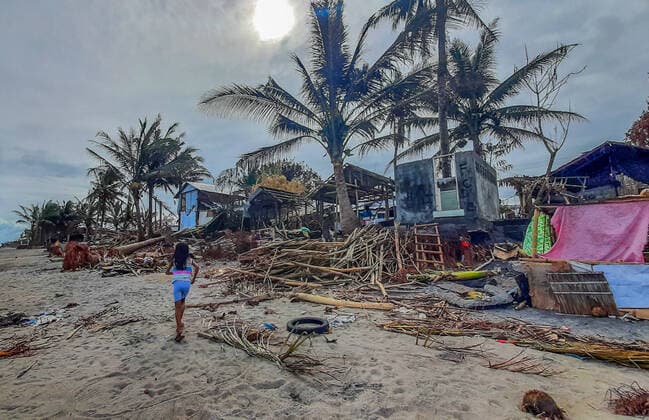 News Themen der Woche KW51 News Bilder des Tages (211222) -- LEYTE PROVINCE, Dec. 22, 2021 -- Photo shows a fishing community damaged by Typhoon Rai along a shoreline in Leyte Province, the Philippines, Dec. 22, 2021. The National Disaster Risk Reduction and Management Council (NDRRMC) reported that 156 people died from the typhoon, while the Philippine National Police reported at least 375 deaths. Many more are missing or injured. On Thursday afternoon, Typhoon Rai first swept across Siargao Island, off the eastern coast on Mindanao island in the southern Philippines. It lashed the Southeast Asian country for three days, causing flooding and landslides. PHILIPPINES-LEYTE PROVINCE-TYPHOON RAI HandoutxPhoto 