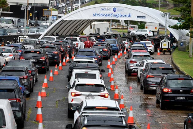 NSW CORONAVIRUS COVID19, Car queue as people wait to recieve a Covid test at a drive through testing facilty at Bondi beach, in Sydney, Thursday, December 23, 2021. NSW has broken another daily record for COVID-19 case numbers as Omicron takes hold, with hospitalisation figures nearly doubling in a week. ( NO ARCHIVING, EDITORIAL USE ONLY, NO USE IN BOOKS WITHOUT CONSENT SYDNEY NSW AUSTRALIA  Copyright: xDANxHIMBRECHTSx 20211223001608578307