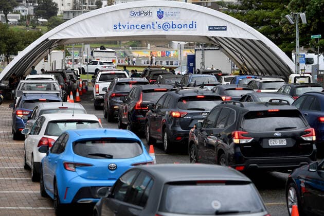 NSW CORONAVIRUS COVID19, Car queue as people wait to recieve a Covid test at a drive through testing facilty at Bondi beach, in Sydney, Thursday, December 23, 2021. NSW has broken another daily record for COVID-19 case numbers as Omicron takes hold, with hospitalisation figures nearly doubling in a week. ( NO ARCHIVING, EDITORIAL USE ONLY, NO USE IN BOOKS WITHOUT CONSENT SYDNEY NSW AUSTRALIA  Copyright: xDANxHIMBRECHTSx 20211223001608578325