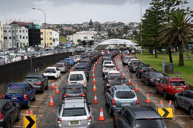 NSW CORONAVIRUS COVID19, Car queue as people wait to recieve a Covid test at a drive through testing facilty at Bondi beach, in Sydney, Thursday, December 23, 2021. NSW has broken another daily record for COVID-19 case numbers as Omicron takes hold, with hospitalisation figures nearly doubling in a week. ( NO ARCHIVING, EDITORIAL USE ONLY, NO USE IN BOOKS WITHOUT CONSENT SYDNEY NSW AUSTRALIA  Copyright: xDANxHIMBRECHTSx 20211223001608578404