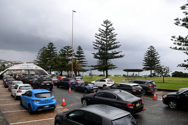NSW CORONAVIRUS COVID19, Car queue as people wait to recieve a Covid test at a drive through testing facilty at Bondi beach, in Sydney, Thursday, December 23, 2021. NSW has broken another daily record for COVID-19 case numbers as Omicron takes hold, with hospitalisation figures nearly doubling in a week. ( NO ARCHIVING, EDITORIAL USE ONLY, NO USE IN BOOKS WITHOUT CONSENT SYDNEY NSW AUSTRALIA  Copyright: xDANxHIMBRECHTSx 20211223001608578967