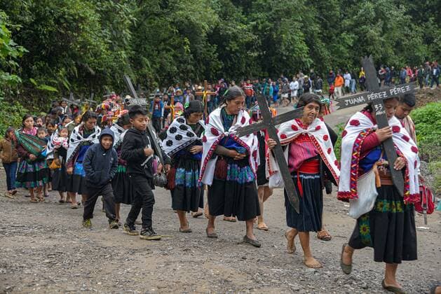 News Bilder des Tages Tzotzil indigenous people participate in a mass in memory of the 24th anniversary of the Acteal massacr, in the municipality of Chenalho, Chiapas state, Mexico, 22 December 2021. Twenty four years after the massacre of 45 Tzotzil indigenous people in the Acteal area, in Chenalhó, in the southeastern Mexican state of Chiapas, relatives and survivors of the massacre perpetrated by a paramilitary group, marched to demand jail for the intellectual authors and materials of the the facts. EFE Carlos López Victims of massacre in Mexico demand justice and truth 24 years later !ACHTUNG: NUR REDAKTIONELLE NUTZUNG!  Copyright: xCarlosxLópezx MEX1472 20211223-ad202a4e43d26f518cd846f5fb9a31216d19af5d