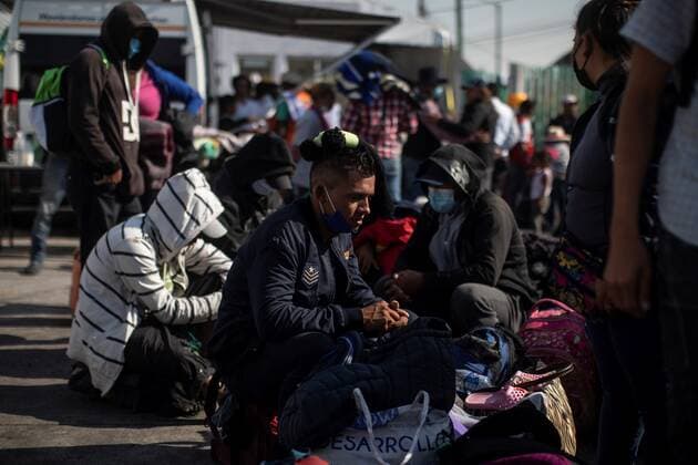 Members of the caravan of Central American migrants wait to board the buses that will take them to cities in the north of the country today, in Mexico City, Mexico 22 December 2021. The Government of Mexico announced this Wednesday that so far it has granted 100 visitor cards for humanitarian reasons to migrants who arrived in a caravan to Mexico City and who are now leaving for other parts of the country to await the resolution of their procedures. Government of Mexico grants 100 visas for humanitarian reasons to migrants !ACHTUNG: NUR REDAKTIONELLE NUTZUNG!  Copyright: xMadlaxHartzx MEX1482 20211223-e5e97f5d259a08da97359910b43d12f0853a9c72