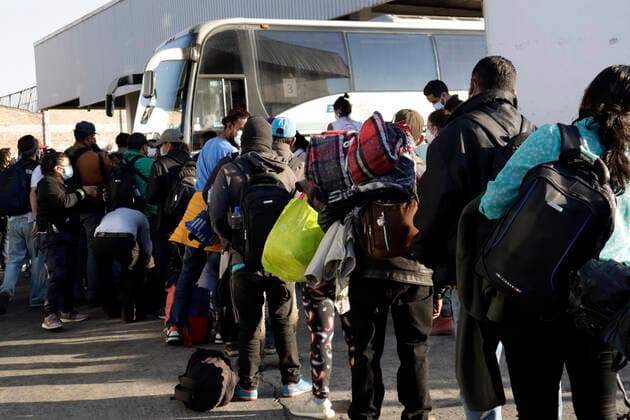 Migrants Continue Their Journel to Northern Mexico MEXICO CITY, MEXICO - DECEMBER 22, 2021: Central American migrants board the bus heading to the north of the country looking for job opportunities after 10 days stay in the Pilgrim s House. On December 22, 2021 in Mexico City, Mexico. (Photo by Luis Barron Eyepix Group) Copyright: xLuisxBarronx xEyepixxGroupx EYEPIXGROUP_LB_22122021_21842