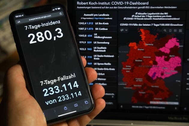 Coronavirus in Germany Covid 19 Dashboard of the Robert Koch Institute 23 12 2021 Robert Koch Institute 7 days Incidence 280.3 7 days Number of cases 233 114 COVID 19 cases 6 923 636 Addition by 44 927 compared to the previous day COVID 19 deaths 109 749 Addition by 425 compared to the previous day