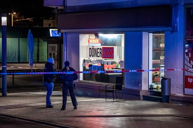 News Themen der Woche KW51 Tatverdächtiger bei Schusswechsel mit Polizei verletzt In Plettenberg kam es nach einem Überfall auf einen Döner-Imbiss zu einem Schusswechsel. Der mutmaßliche Täter konnte zunächst flüchten, wurde aber etwa 700 Meter vom Tatort entfernt von der Polizei aufgehalten. Es kam zu einem Schusswechsel, bei dem der mutmaßliche Täter schwerverletzt wurde. Für seinen Transport ins Krankenhaus wurde ein Rettungshubschrauber eingesetzt. Plettenberg Märkischer Kreis Nordrhein-Westfalen *** Suspect injured in shootout with police In Plettenberg, after a robbery of a kebab snack bar, there was an exchange of gunfire The suspected perpetrator was initially able to flee, but was stopped by the police about 700 meters from the scene of the crime
