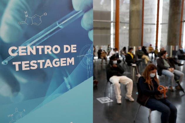 Demand for COVID-19 testing increases in Portugal as case numbers rise ahead of the Christmas Festivities People wait for results at a COVID-19 testing center in Cascais, Portugal, on December 22, 2021. As the number of COVID-19 cases keeps on the rise across the country, Portuguese Prime Minister Antonio Costa announced on Tuesday additional measures to contain the spread of Covid-19, such as a mandatory negative test result to access restaurants and public celebrations during Christmas and New Year s. People will also need to test negative for the virus to access cinemas, theatres, sports events, weddings and baptisms until at least 9 January. Lisbon Portugal  Copyright: xPedroxFiuzax originalFilename: fiuza-demandfo211222_npDZN.jpg
