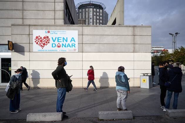Dozens of people queue up at La Paz Hospital to run a coronavirus test that is only reserved to those showing symptoms compatible with covid-19 in Madrid, Spain, 23 December 2021. The coronavirus incidence in Spain has raised to 784 cases every 100,000 people, which has ordered face masks to be once again mandatory outdoors and in public indoor spaces until further notice. Queues at hospitals to undergo coronavirus tests !ACHTUNG: NUR REDAKTIONELLE NUTZUNG!  Copyright: xMiguelxOsesx GRAF1885 20211223-733b33de6bc861d6bfeb101f6de55e4166817058