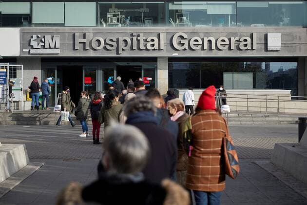 News Bilder des Tages Dozens of people queue up at La Paz Hospital to run a coronavirus test that is only reserved to those showing symptoms compatible with covid-19 in Madrid, Spain, 23 December 2021. The coronavirus incidence in Spain has raised to 784 cases every 100,000 people, which has ordered face masks to be once again mandatory outdoors and in public indoor spaces until further notice. Queues at hospitals to undergo coronavirus tests !ACHTUNG: NUR REDAKTIONELLE NUTZUNG!  Copyright: xMiguelxOsesx GRAF1880 20211223-c1f854ad9736a25279386f61c7ec3cd7e7e11f1b