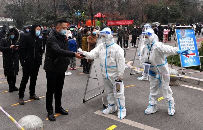 (211223) -- XI AN, Dec. 23, 2021 -- Residents queue up for nucleic acid test in Xi an, northwest China s Shaanxi Province, Dec. 23, 2021. Xi an imposed a citywide lockdown, effective Thursday, in an effort to curb the spread of the latest COVID-19 resurgence. ) CHINA-SHAANXI-XI AN-COVID-19-LOCKDOWN (CN) LiuxXiao 