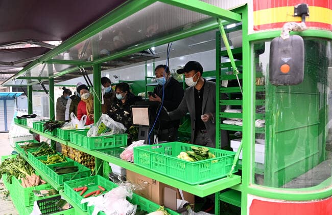 (211223) -- XI AN, Dec. 23, 2021 -- Residents select vegetables in Xi an, northwest China s Shaanxi Province, Dec. 23, 2021. Xi an imposed a citywide lockdown, effective Thursday, in an effort to curb the spread of the latest COVID-19 resurgence. ) CHINA-SHAANXI-XI AN-COVID-19-LOCKDOWN (CN) LiuxXiao 