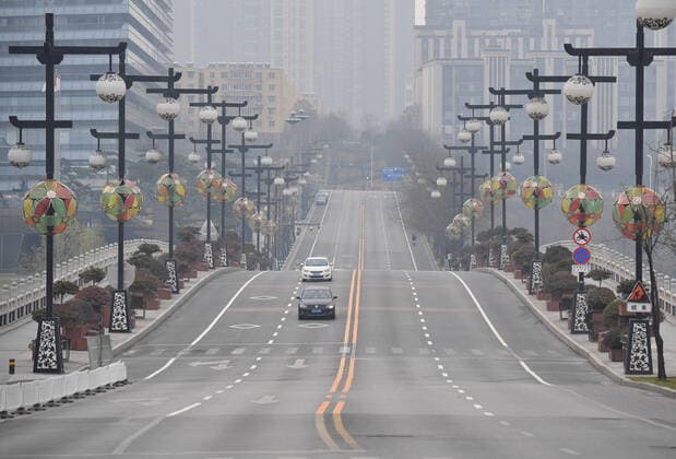News Bilder des Tages (211223) -- XI AN, Dec. 23, 2021 -- Few cars are seen on a street in Xi an, northwest China s Shaanxi Province, Dec. 23, 2021. Xi an imposed a citywide lockdown, effective Thursday, in an effort to curb the spread of the latest COVID-19 resurgence. ) CHINA-SHAANXI-XI AN-COVID-19-LOCKDOWN (CN) ShaoxRui 