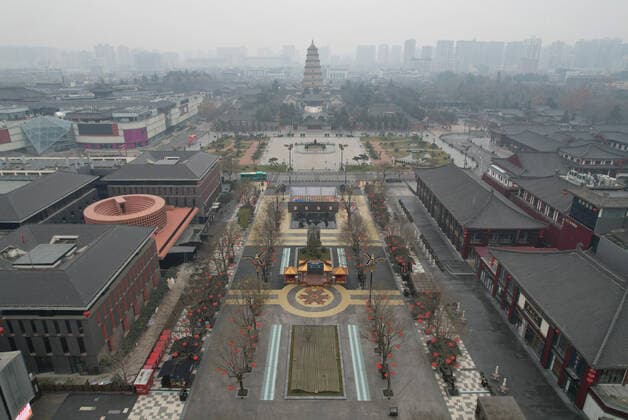 (211223) -- XI AN, Dec. 23, 2021 -- Aerial photo shows a commercial street in Xi an, northwest China s Shaanxi Province, Dec. 23, 2021. Xi an imposed a citywide lockdown, effective Thursday, in an effort to curb the spread of the latest COVID-19 resurgence. ) CHINA-SHAANXI-XI AN-COVID-19-LOCKDOWN (CN) ShaoxRui 