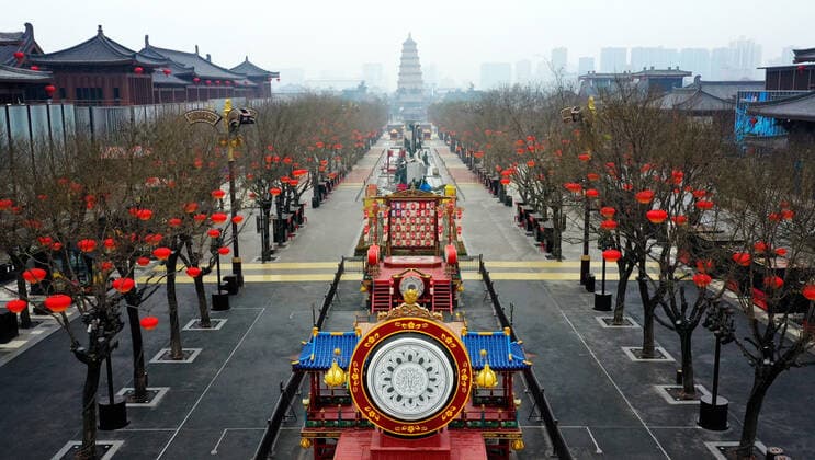 (211223) -- XI AN, Dec. 23, 2021 -- Aerial photo shows a commercial street in Xi an, northwest China s Shaanxi Province, Dec. 23, 2021. Xi an imposed a citywide lockdown, effective Thursday, in an effort to curb the spread of the latest COVID-19 resurgence. ) CHINA-SHAANXI-XI AN-COVID-19-LOCKDOWN (CN) LiuxXiao 