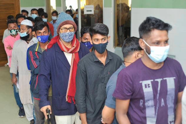 December 23, 2021: Sylhet, Bangladesh: Vaccine aspirants qued to receive a Pfizer vaccine against Covid-19 disease at the M A G Osmani medical college & hospital vaccination center in Sylhet. Meanwhile, in Dhaka city of Bangladesh launched the COVID-19 booster shot campaign with Pfizer vaccine to scale up its efforts for containing the spread of the lethal virus. - ZUMAr143 20211223_zap_r143_011 Copyright: xMdxRafayatxHaquexKhanx