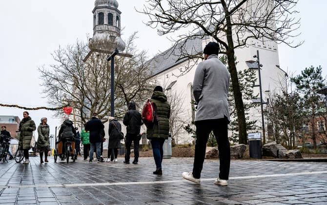 A long cow for a quick test in the center of Aalborg to the test site at Budolfi Church, Thursday 23 December 2021, Aalborg Jutland  Copyright: HenningxBagger HenningxBaggerx cop104 spdk20211223-134643-L