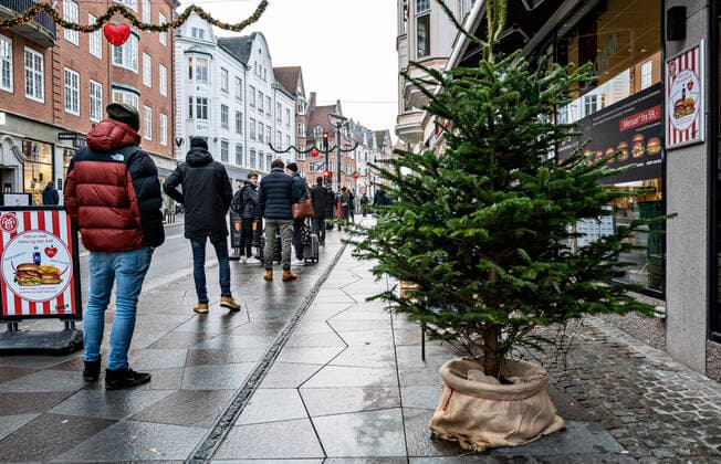 A long cow for a quick test in the center of Aalborg to the test site at Budolfi Church, Thursday 23 December 2021, Aalborg Jutland  Copyright: HenningxBagger HenningxBaggerx cop104 spdk20211223-134701-L