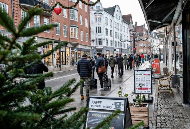 A long cow for a quick test in the center of Aalborg to the test site at Budolfi Church, Thursday 23 December 2021, Aalborg Jutland  Copyright: HenningxBagger HenningxBaggerx cop104 spdk20211223-134718-L