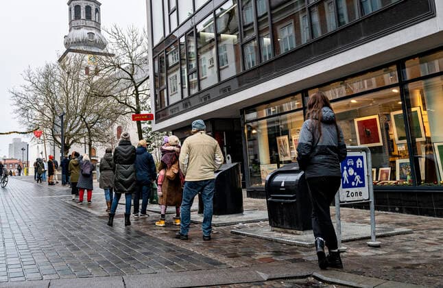 A long cow for a quick test in the center of Aalborg to the test site at Budolfi Church, Thursday 23 December 2021, Aalborg Jutland  Copyright: HenningxBagger HenningxBaggerx cop104 spdk20211223-134810-L