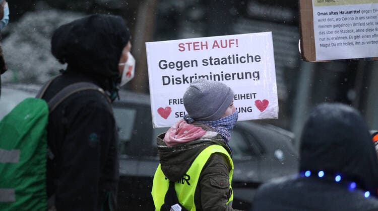 Demonstration of critics of the Corona Measures and opponents of compulsory vaccination under the motto We United After a rally at the Mundsburg Bridge in Hohenfelde, the demonstration marched in the direction of Uhlenhorst along the shopping center H