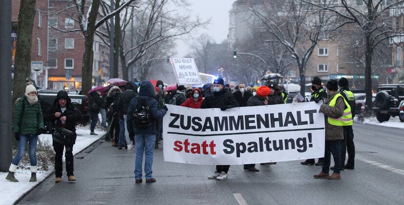 Demonstration of critics of the Corona Measures and opponents of compulsory vaccination under the motto We United After a rally at the Mundsburg Bridge in Hohenfelde, the demonstration marched in the direction of Uhlenhorst along the shopping center H