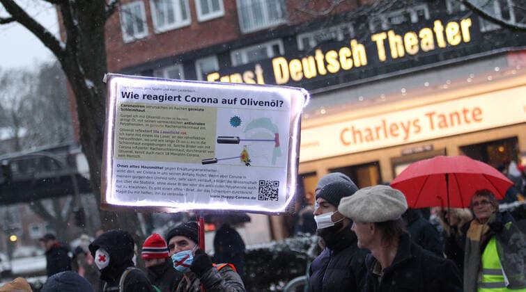 Demonstration of critics of the Corona Measures and opponents of compulsory vaccination under the motto We United After a rally at the Mundsburg Bridge in Hohenfelde, the demonstration marched in the direction of Uhlenhorst along the shopping center H