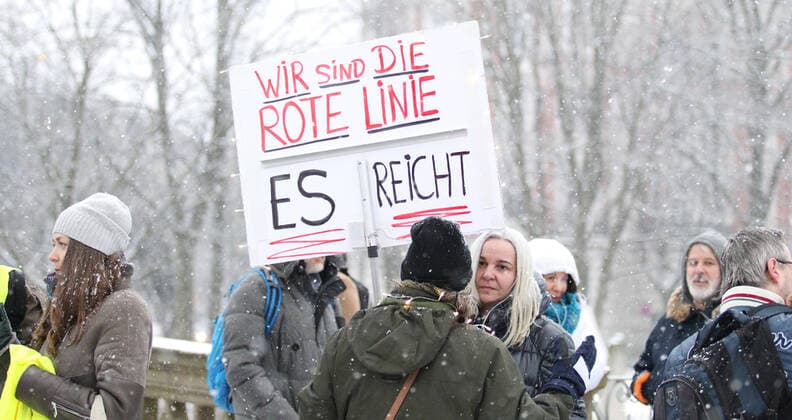 Demonstration of critics of the Corona Measures and opponents of compulsory vaccination under the motto We United After a rally at the Mundsburg Bridge in Hohenfelde, the demonstration marched in the direction of Uhlenhorst along the shopping center H