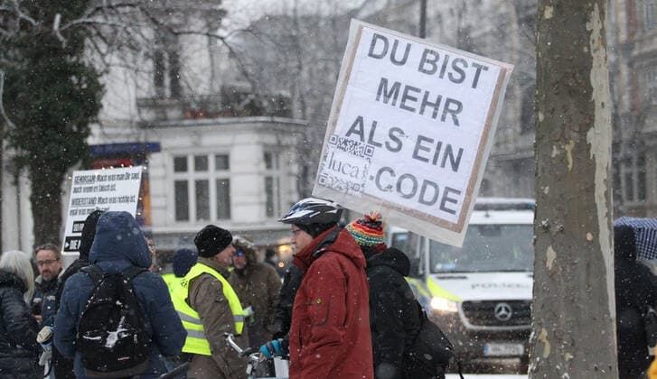 Demonstration of critics of the Corona Measures and opponents of compulsory vaccination under the motto We United After a rally at the Mundsburg Bridge in Hohenfelde, the demonstration marched in the direction of Uhlenhorst along the shopping center H