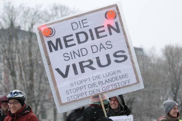 Demonstration of critics of the Corona Measures and opponents of compulsory vaccination under the motto We United After a rally at the Mundsburg Bridge in Hohenfelde, the demonstration marched in the direction of Uhlenhorst along the shopping center H