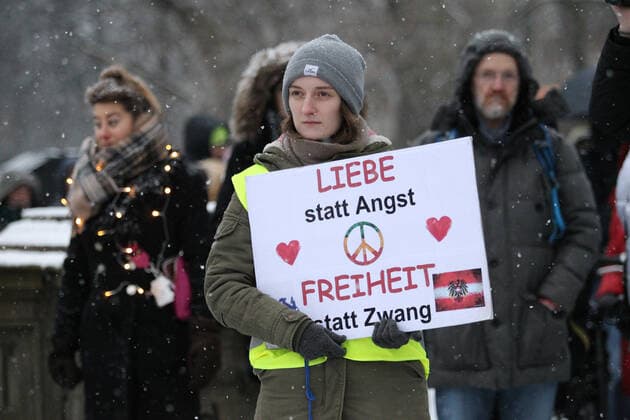 Demonstration of critics of the Corona Measures and opponents of compulsory vaccination under the motto We United After a rally at the Mundsburg Bridge in Hohenfelde, the demonstration marched in the direction of Uhlenhorst along the shopping center H