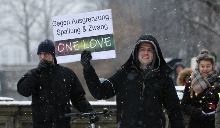 Demonstration of critics of the Corona Measures and opponents of compulsory vaccination under the motto We United After a rally at the Mundsburg Bridge in Hohenfelde, the demonstration marched in the direction of Uhlenhorst along the shopping center H