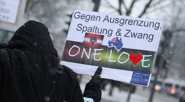 Demonstration of critics of the Corona Measures and opponents of compulsory vaccination under the motto We United After a rally at the Mundsburg Bridge in Hohenfelde, the demonstration marched in the direction of Uhlenhorst along the shopping center H