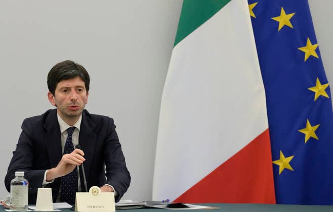 News Bilder des Tages December 23, 2021, Rome, Italia: (L-R) Coordinator of the Scientific Technical Committee, Franco Locatelli, Italian Minister of Health, Roberto Speranza and the spokesman of the Cts, Silvio Brusaferro, attend the press conference at the Multifunctional Hall of the Presidency of the Council on the new measures against Covid-19 and its variants. Rome, 23 December 2021. ANSA CLAUDIO PERI Rome Italia - ZUMAa110 20211223_zaf_a110_023 Copyright: xAnsa ClaudioxPerix