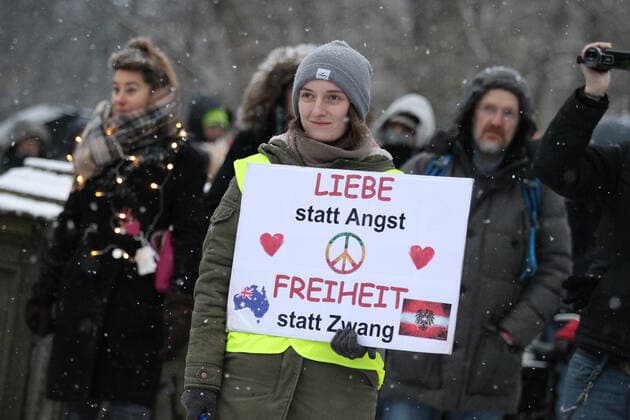 Demonstration of critics of the Corona Measures and opponents of compulsory vaccination under the motto We United After a rally at the Mundsburg Bridge in Hohenfelde, the demonstration marched in the direction of Uhlenhorst along the shopping center H