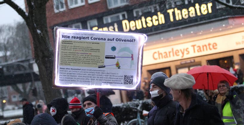 Demonstration of critics of the Corona Measures and opponents of compulsory vaccination under the motto We United After a rally at the Mundsburg Bridge in Hohenfelde, the demonstration marched in the direction of Uhlenhorst along the shopping center H