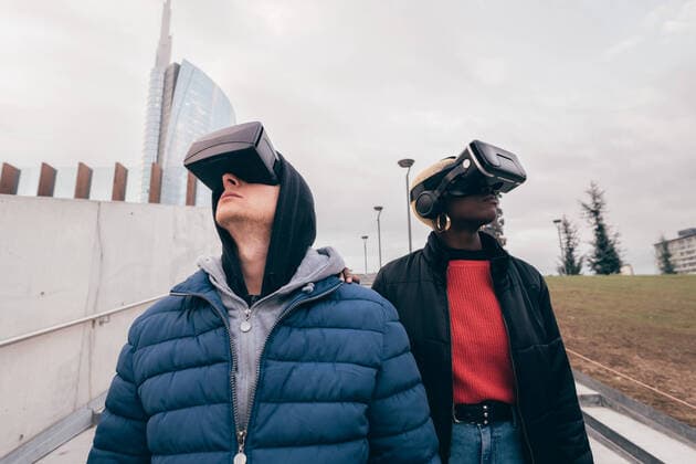 Creative Highlights Symbolbilder Italy, Couple with VR goggles in city Italy, Couple with VR goggles in city
