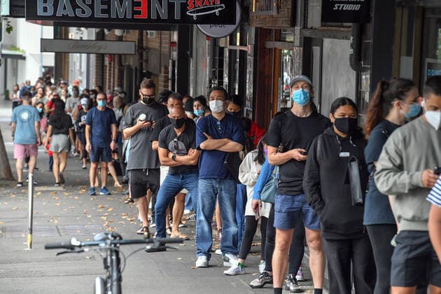Coronavirus, Eindrücke aus Australien NSW CORONAVIRUS COVID19, Members of the public queue for Covid19 PCR tests at a clinic in Redfern in Sydney, Friday, December 24, 2021. Indoor mask wearing, compulsory QR code check-ins and other restrictions lifted in NSW on December 15 will be reintroduced amid a record spike in virus cases. ( NO ARCHIVING, EDITORIAL USE ONLY, NO USE IN BOOKS WITHOUT CONSENT SYDNEY NSW AUSTRALIA  Copyright: xMICKxTSIKASx 20211224001608823582