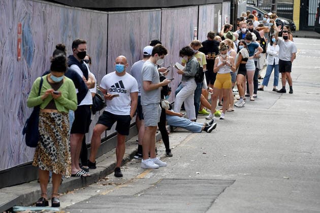 Coronavirus, Eindrücke aus Australien NSW CORONAVIRUS COVID19, Members of the public queue for Covid19 PCR tests at a clinic in Redfern in Sydney, Friday, December 24, 2021. Indoor mask wearing, compulsory QR code check-ins and other restrictions lifted in NSW on December 15 will be reintroduced amid a record spike in virus cases. ( NO ARCHIVING, EDITORIAL USE ONLY, NO USE IN BOOKS WITHOUT CONSENT SYDNEY NSW AUSTRALIA  Copyright: xMICKxTSIKASx 20211224001608823920